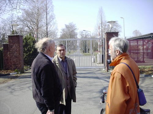 (v.l.n.r.) Walter Gröttrup, Andrejzc Nouzca und Thomas Müller am Tor der ehem. Kaserne